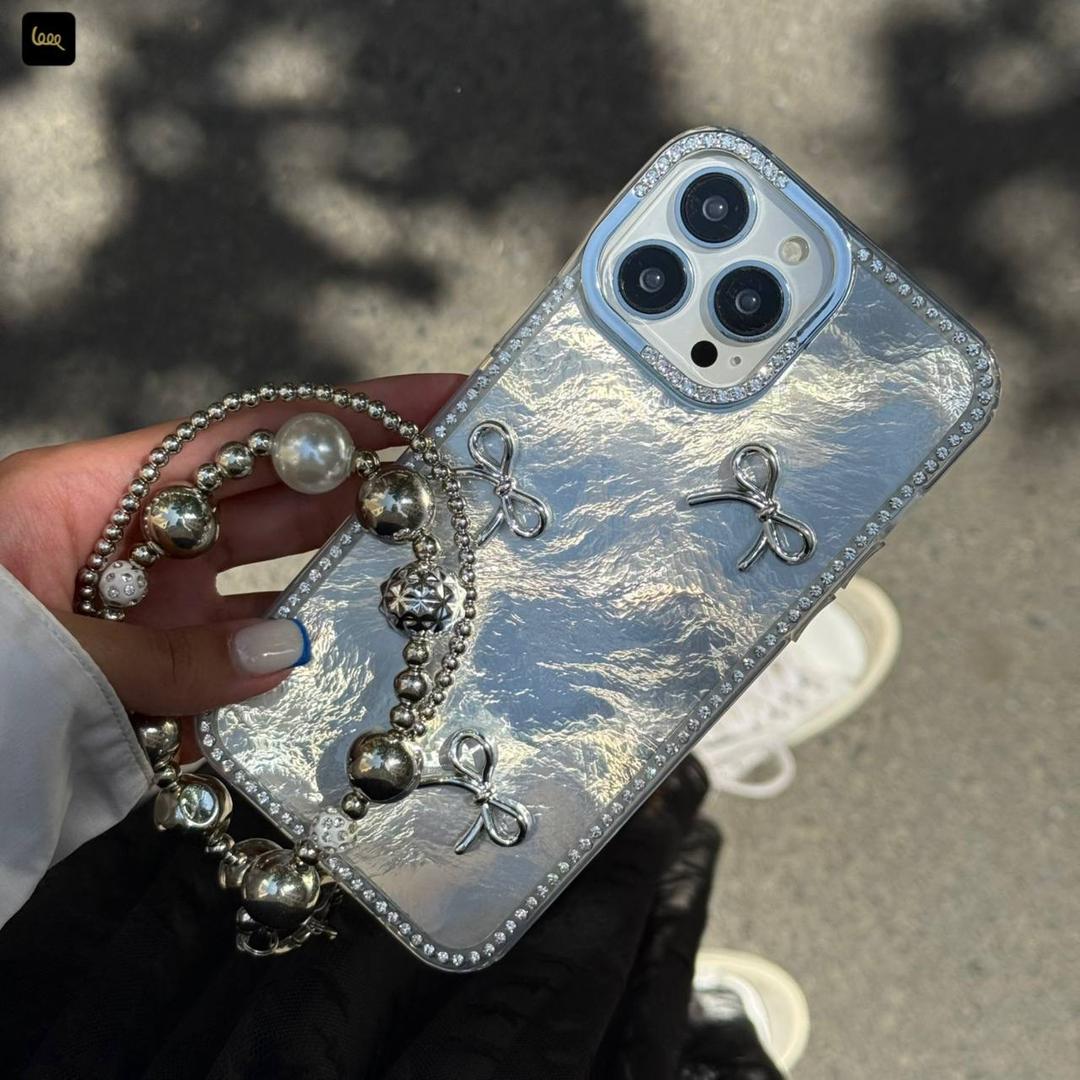 قاب لوکس براق پاپیونی با بند مرواریدی آیفون 16 پرو مکس همراه اکسسوری
