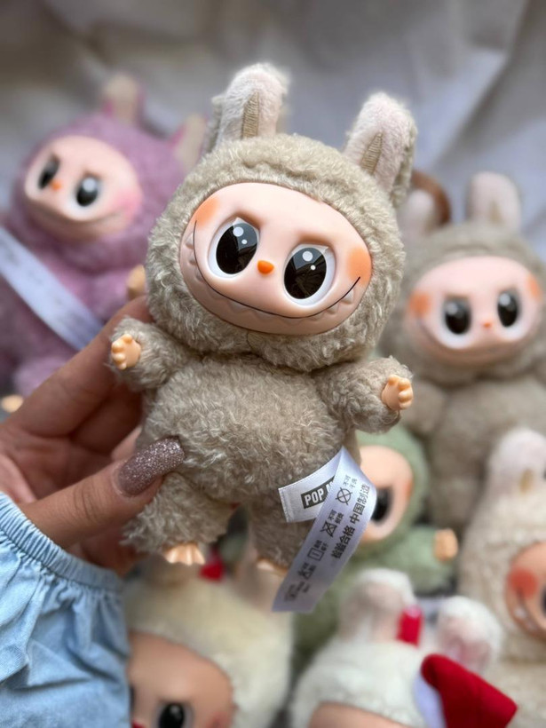 رنگبندی متنوع عروسک لبوبو مدل ماکارون