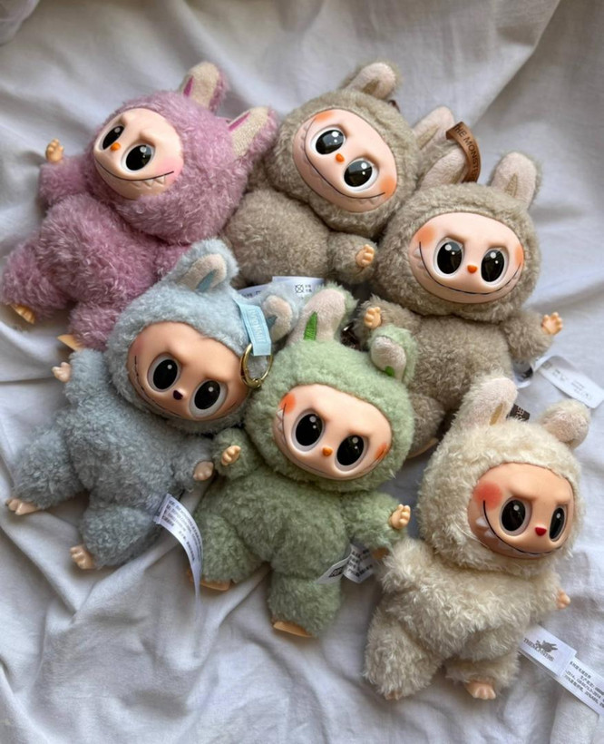 نمای نزدیک عروسک لبوبو ماکارون