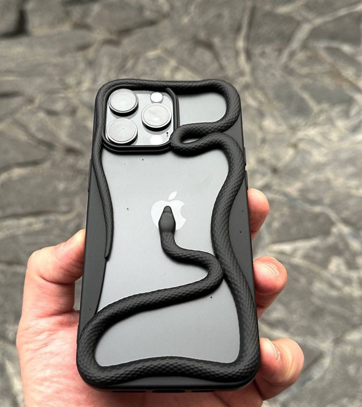 قاب طرح مار طلایی آیفون مدل ایمپریال