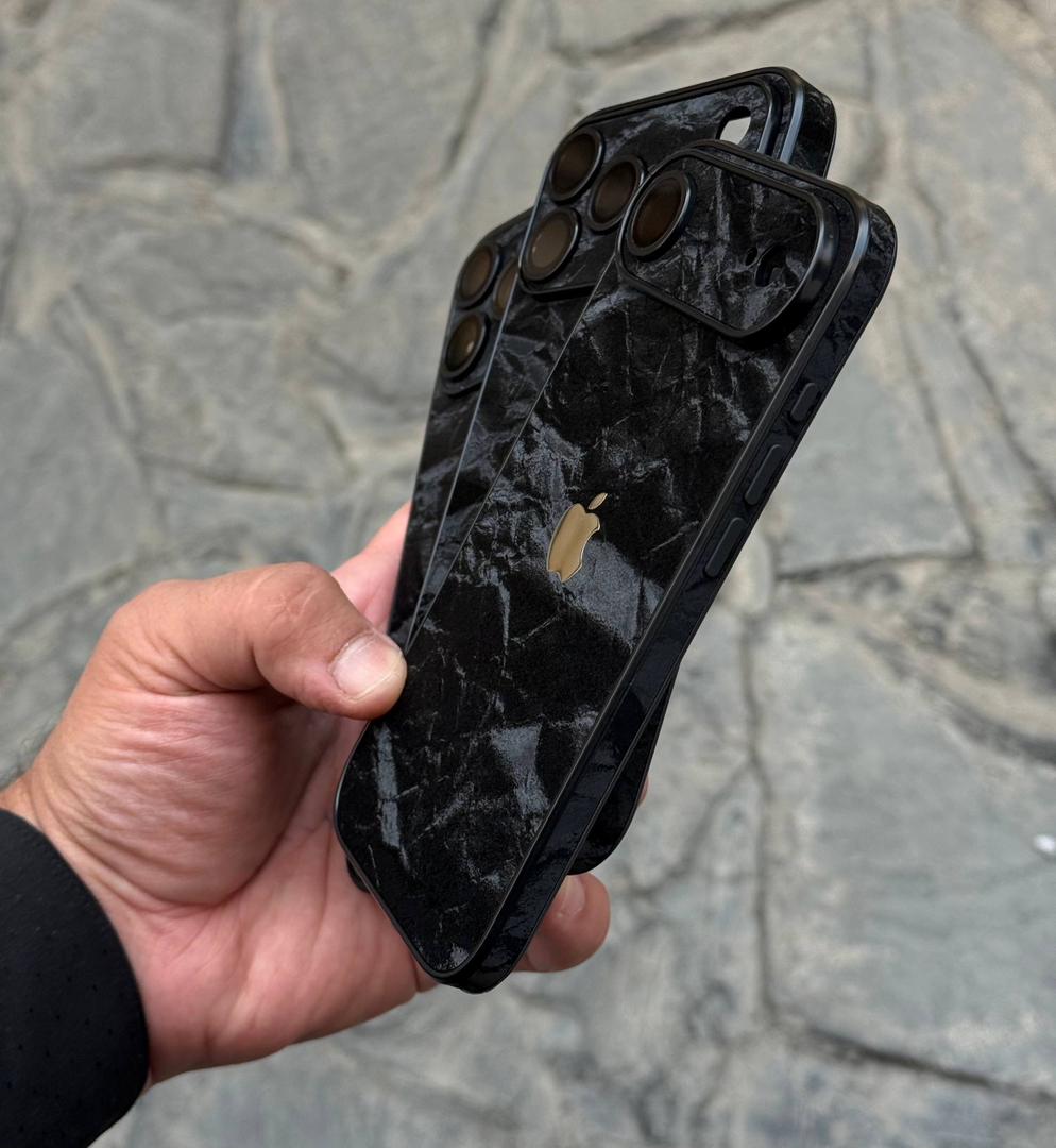 طراحی فول و براق قاب مشکی آیفون