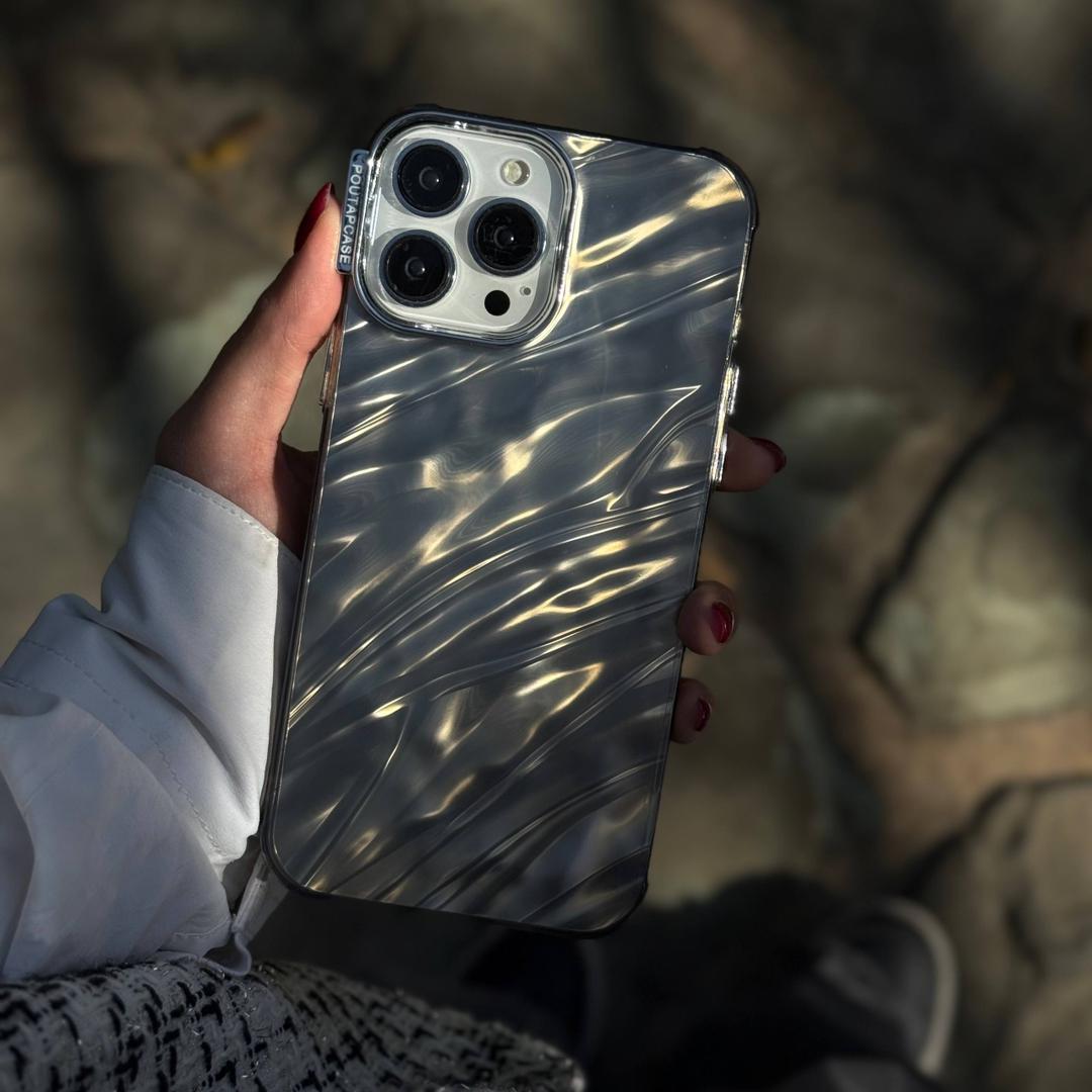 قاب آیفون با طراحی موج‌دار براق رنگ طلایی