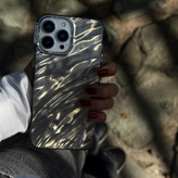 نمای نزدیک از طرح موج سهبعدی قاب طلایی آیفون