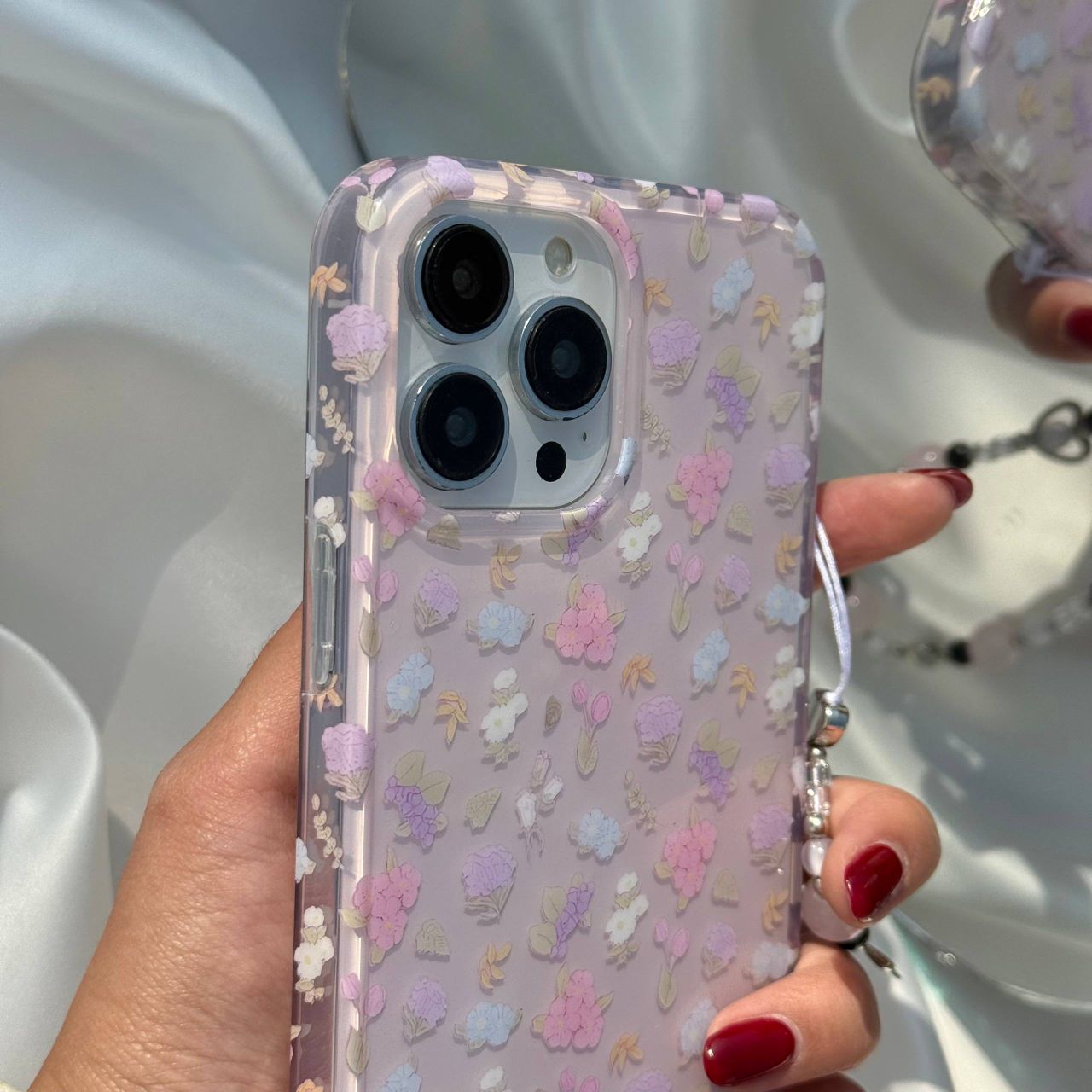 قاب آیفون طرح گلدار صورتی با بند فانتزی