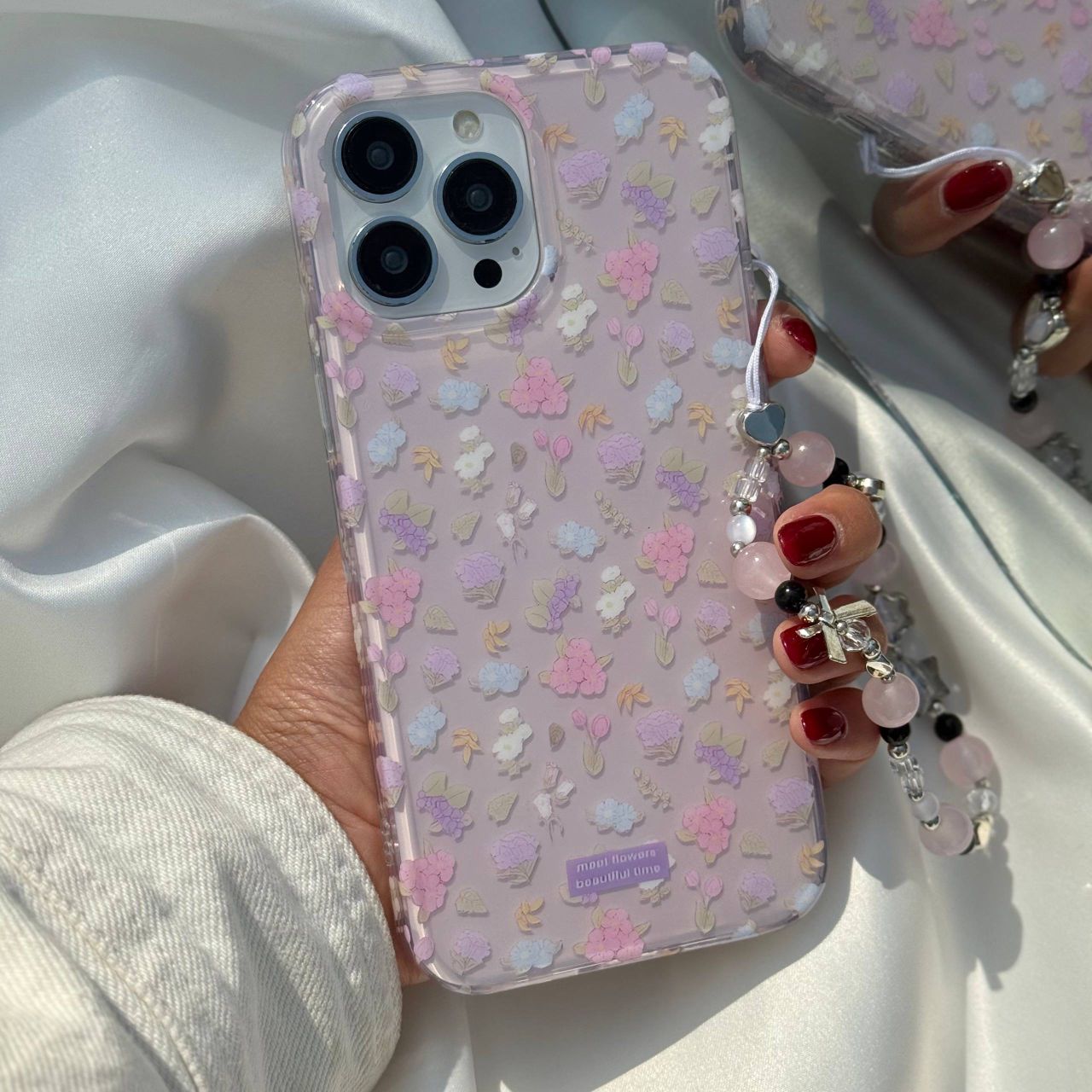 نمای نزدیک قاب گلدار صورتی آیفون Hamrah Accessory