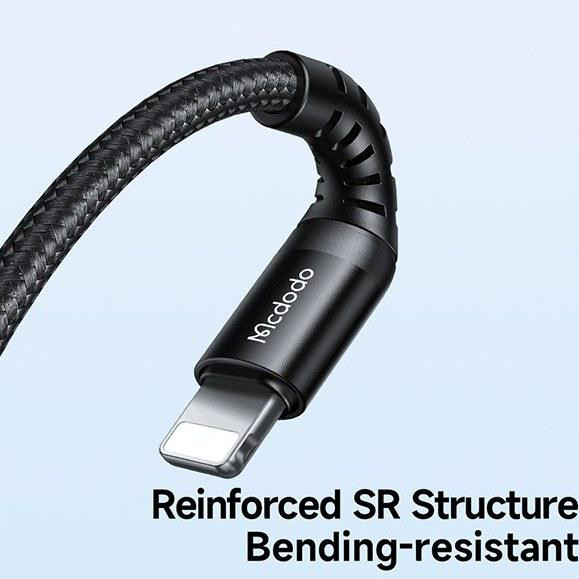 کابل CA-563۱ در حال شارژ آیفون