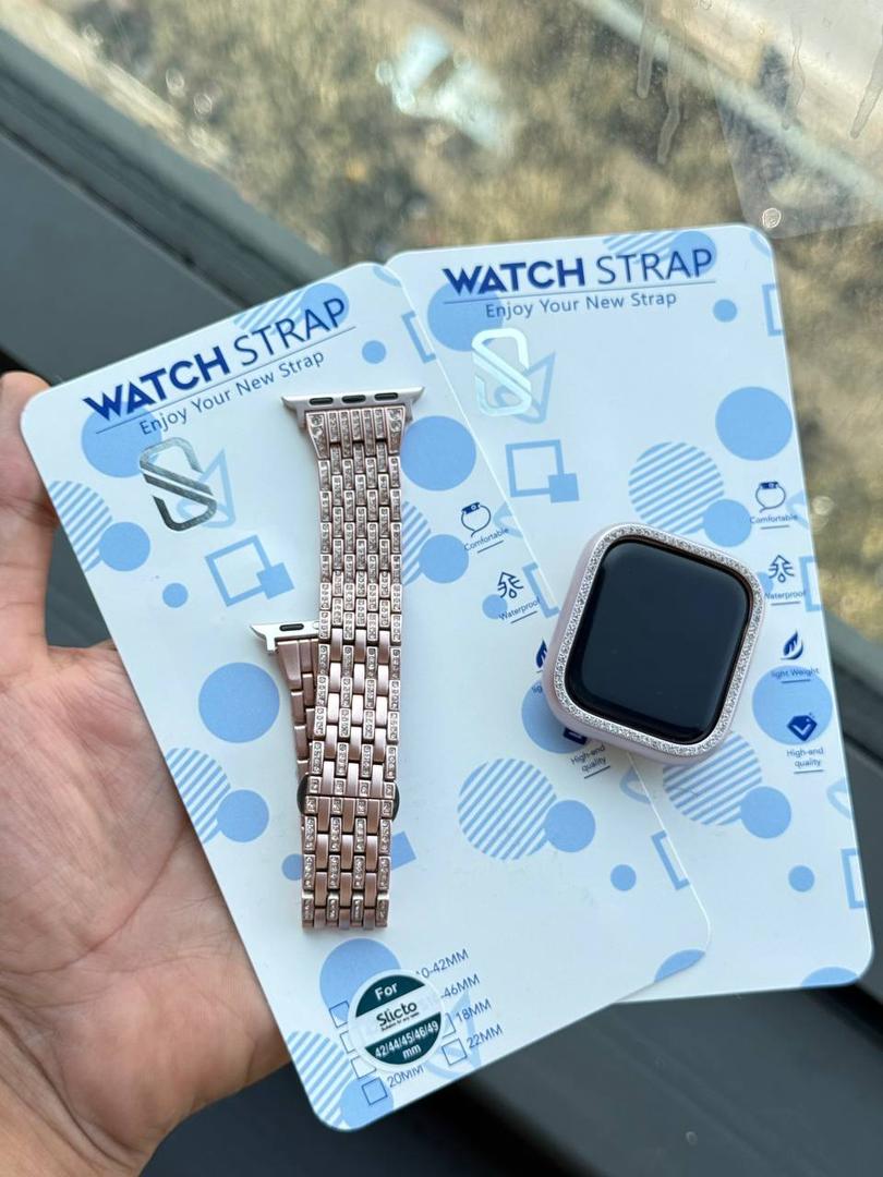 ۶. عکس بند فلزی نگین دار اپل واچ همراه اکسسوری