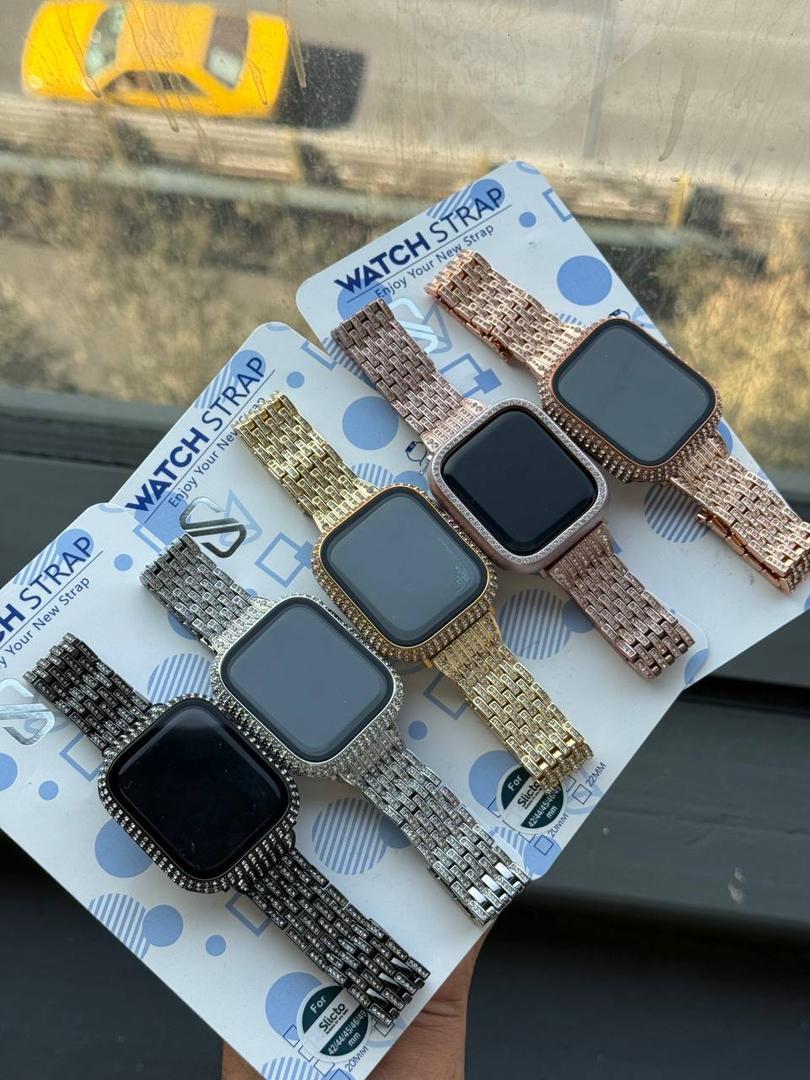 ۲. تصویر نمای نزدیک بند نگین دار اپل واچ مدل دیاموند