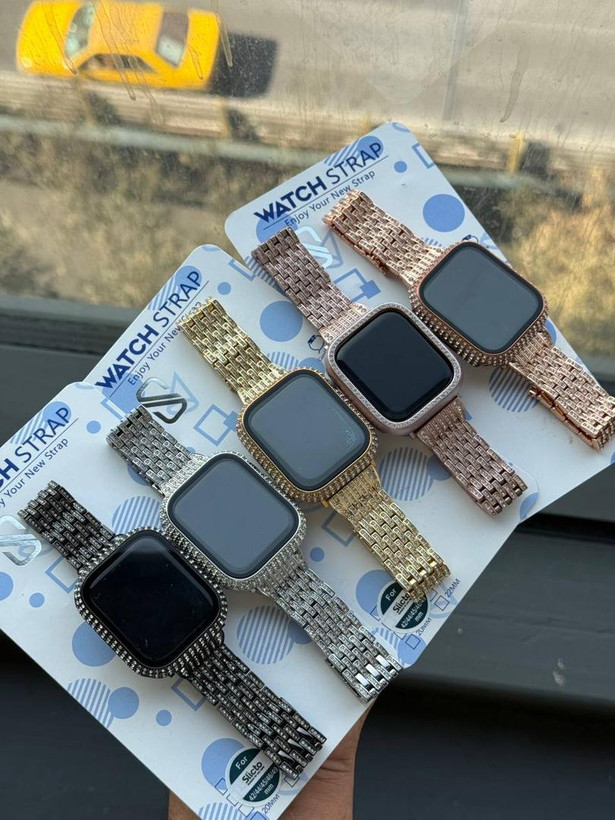 ۲. تصویر نمای نزدیک بند نگین دار اپل واچ مدل دیاموند