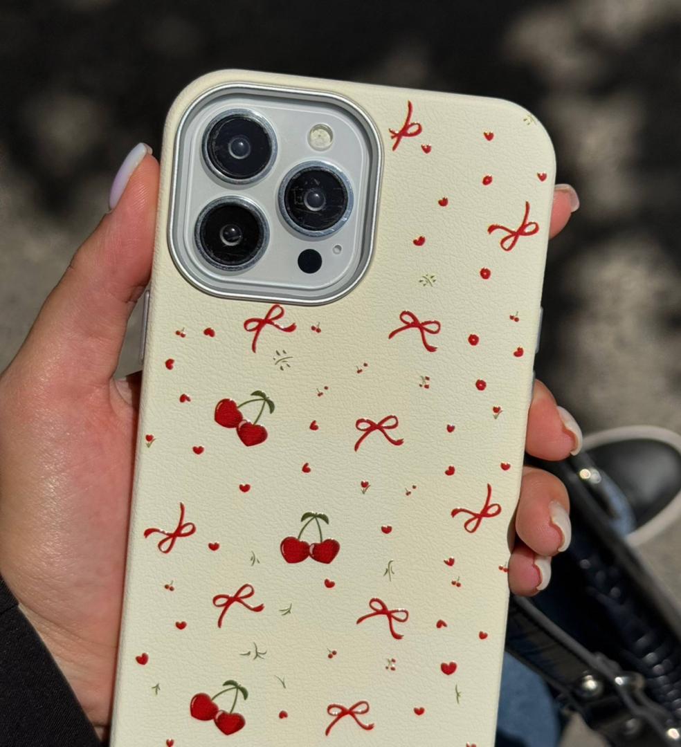 ۵. قاب فانتزی آیفون با طراحی خاص پاپیون و آلبالو