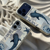 قاب نهنگ Amor نصبشده روی iPhone 13 Pro — همراه اکسسوریپک قاب Masa Whale Amor در بستهبندی فروشگاهی — همراه اکسسوری