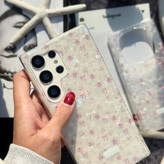 نمای نزدیک بافت صدفی و سطح یخی قاب گل و پاپیون