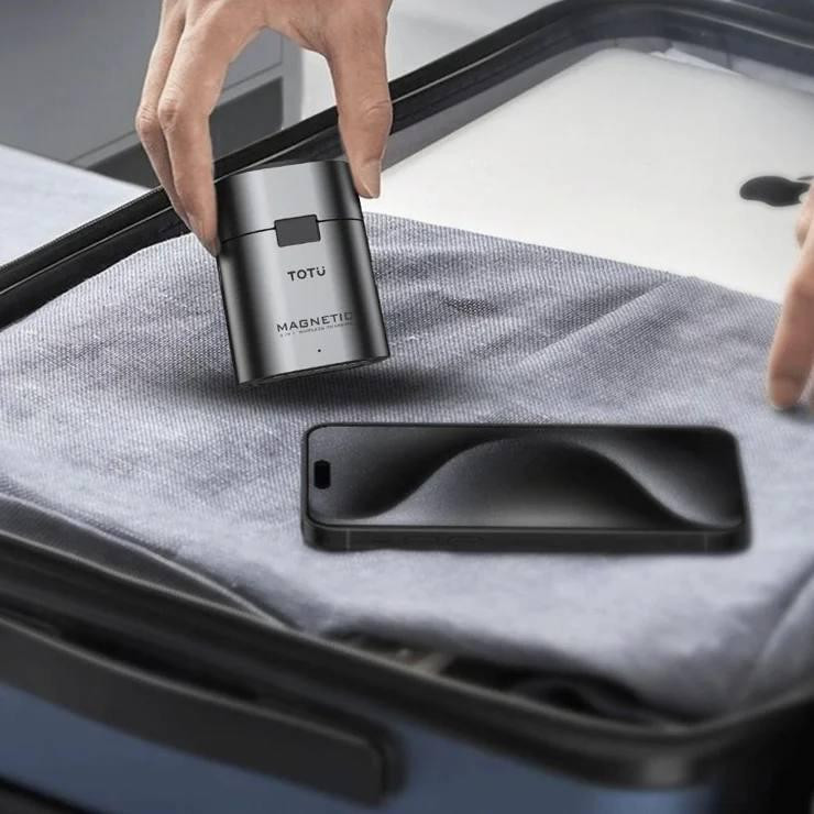 تصویر شارژر بیسیم سهکاره TOTU مدل 3in1 از همراه اکسسوری