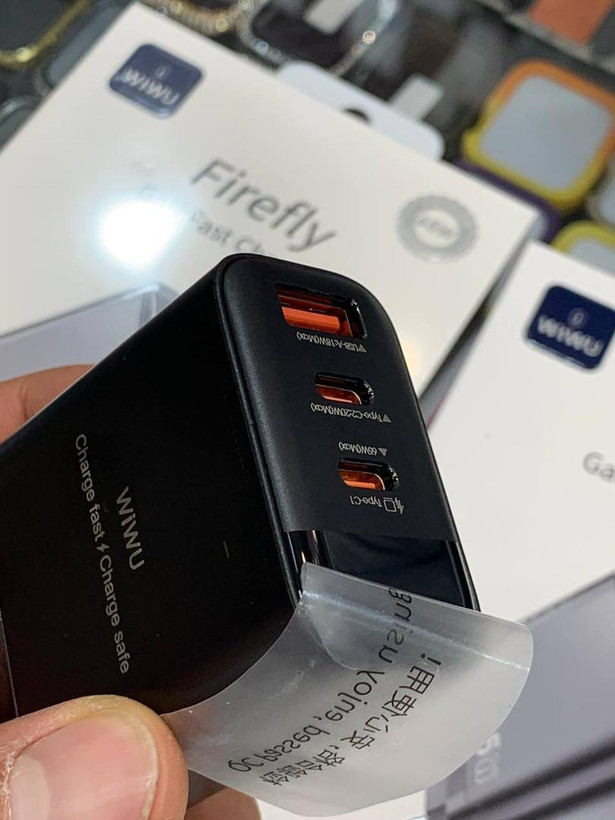 نمای پورتهای USB-C و USB آداپتور 65W