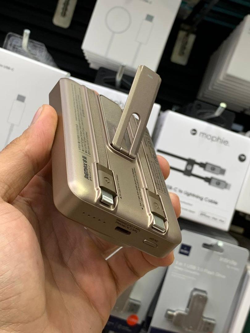 ۶. پاوربانک استند تاشو ریمکس همراه اکسسوری