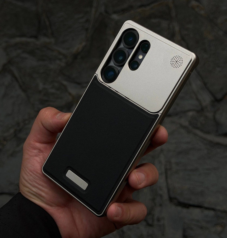 قاب چرم ایتالیایی آیفون – همراه اکسسوری