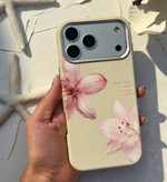 جزئیات طرح گل لیلیوم روی قاب ماسا کیس صورتی