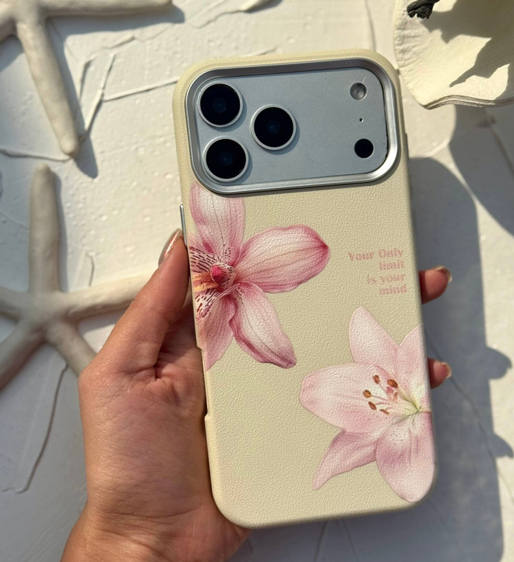 جزئیات طرح گل لیلیوم روی قاب ماسا کیس صورتی