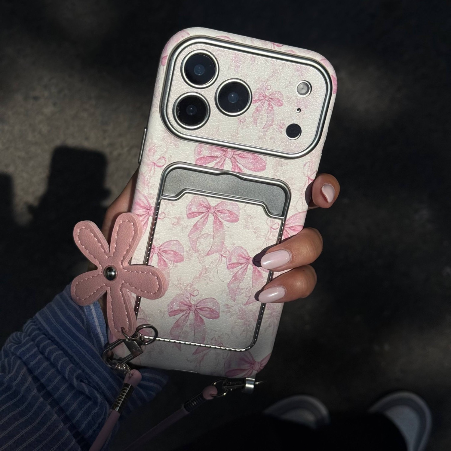 قاب آیفون صورتی با آویز و چارم گل مناسب iPhone 16
