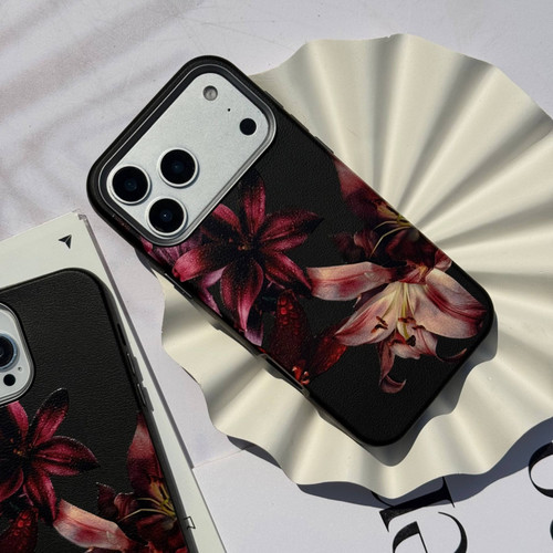 قاب گل لیلیوم قرمز تیره مناسب iPhone 17 Pro همراه اکسسوری