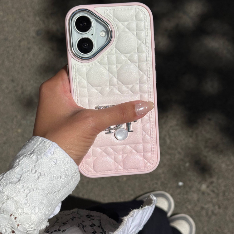 نمای پشت قاب Dior Leather Diamond Pinky آیفون