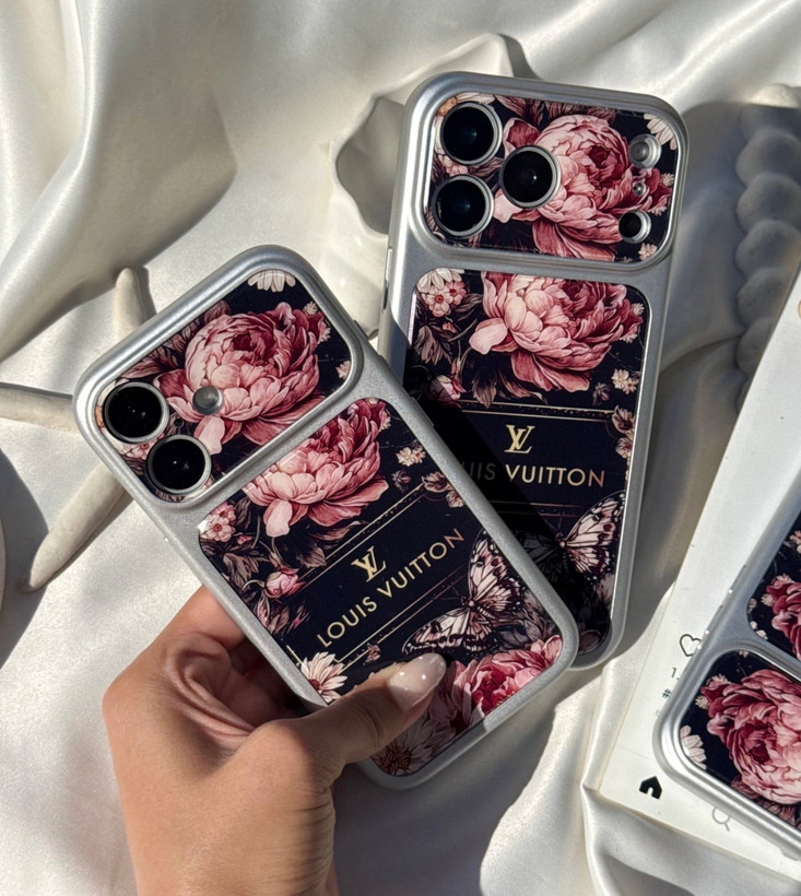 نمای نزدیک قاب گلدار مشکی LV Floral Black آیفون